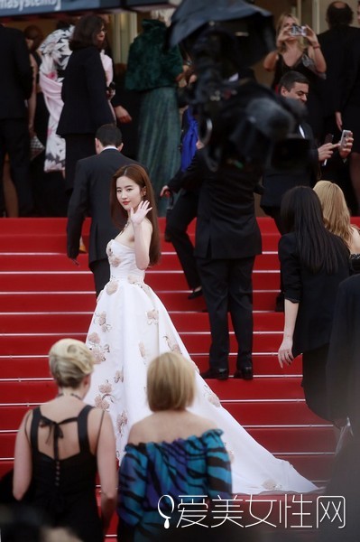 刘亦菲身着Dior迪奥高级订制礼裙现身戛纳电影节